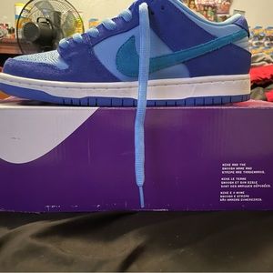 Nike dunk low SB blue raspberry